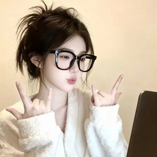 Ống kính máy ảnh lấy nét vào đôi mắt lấp lánh, cô gái tóc nâu cười nhẹ với lớp trang điểm trong veo rất hợp
