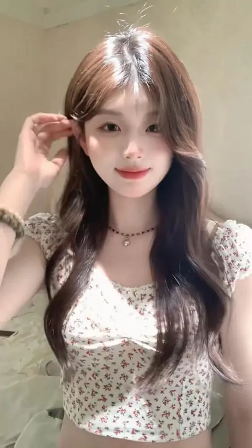 Gái xinh nhảy Tik Tok diện áo xanh ôm và chân váy đen, tóc buộc hai chùm cùng biểu cảm dễ thương làm ảnh thêm bắt mắt