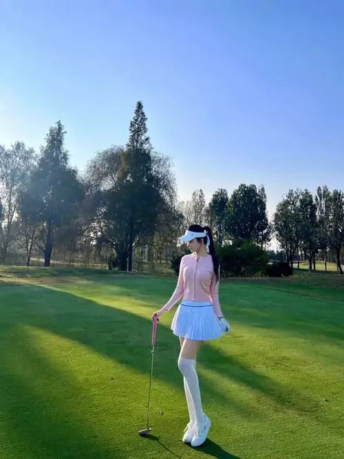 ngam nhung my nhan san co mac do the thao quyen ru 4