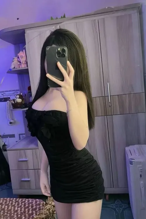 Son môi đỏ, tất lưới đen và váy da bóng tạo nên set đồ nổi bật, cô nàng nhìn thẳng với thần thái tự tin