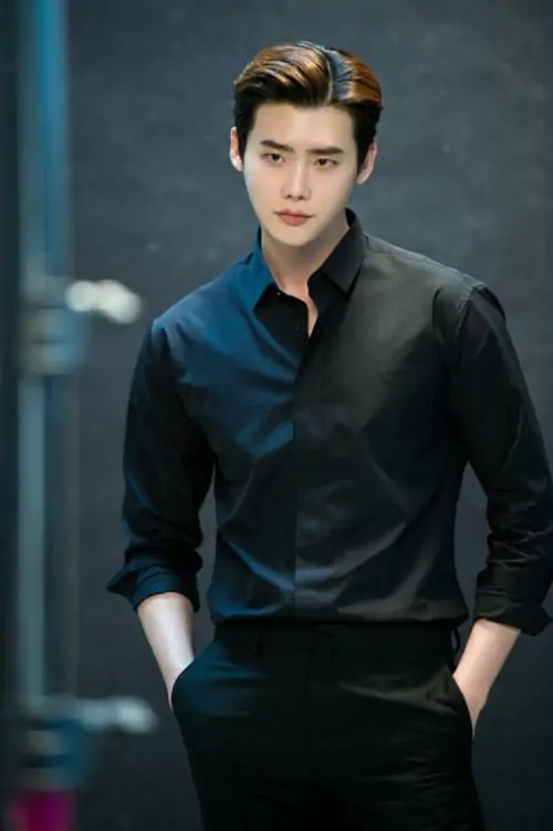 Đứng giữa không gian phố thị hiện đại người mẫu nam diện chiếc áo sơ mi đen nam tính cùng mái tóc vuốt gọn toát lên vẻ ngoài vô cùng lịch lãm