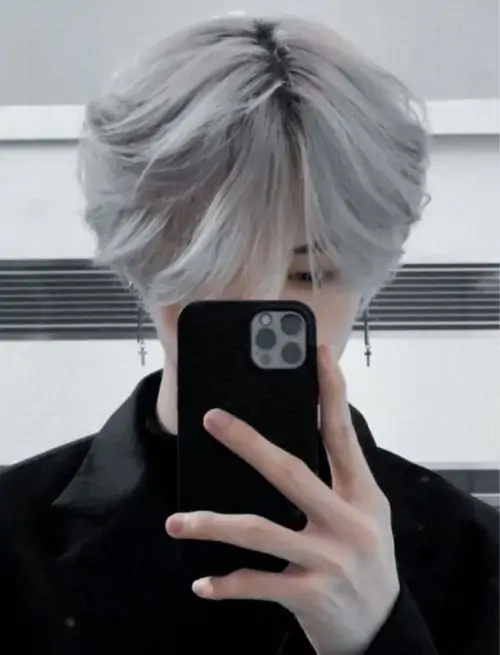 Bức ảnh hot boy có mái tóc màu bạch kim nổi bật đang tự chụp hình qua gương bằng điện thoại thông minh che khuất một phần khuôn mặt góc cạnh
