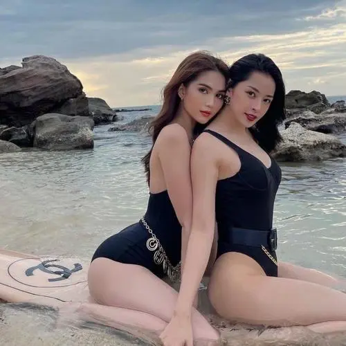 Trang phục áo tắm vàng nổi bật giữa hồ bơi xanh ngọc, người mẫu chống tay trên thành bể và nhìn thẳng đầy tự tin
