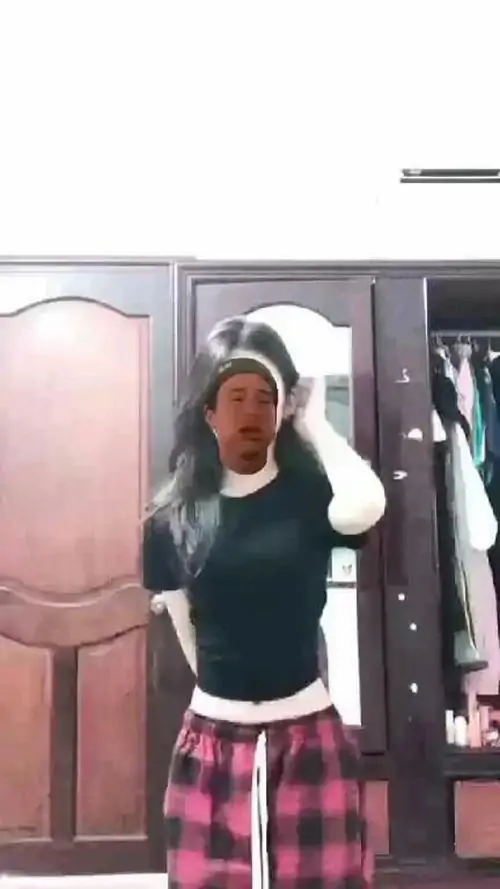 Gái xinh nhảy Tik Tok trong phòng tập nhảy, áo croptop ôm dáng và quần thể thao giúp từng động tác tay nhìn rõ ràng hơn