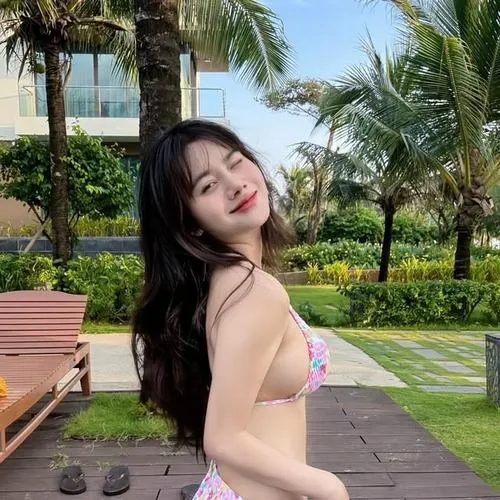 tiktoker tieu ngao bikini ruc ro ben bai bien va ho boi 4