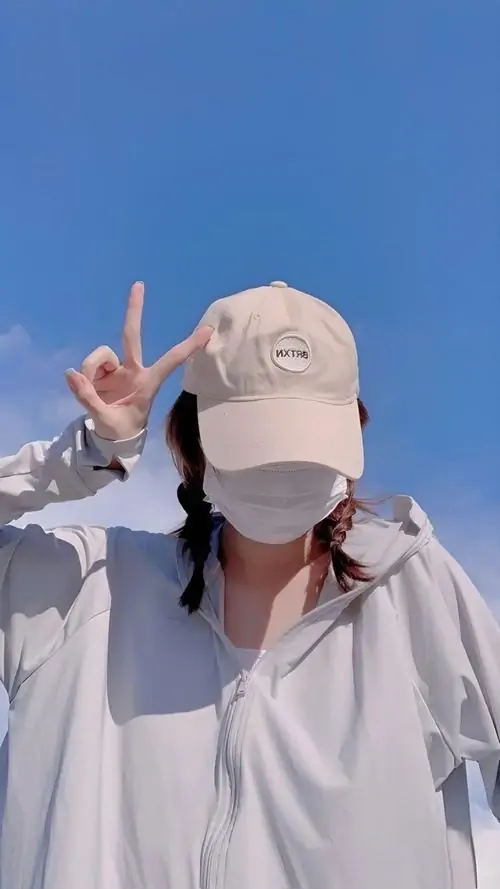 Những nhành hoa hướng dương rực rỡ vươn cao đón lấy từng giọt nắng ấm áp tỏa xuống từ bầu trời xanh đẹp tạo nên bức tranh đầy sức sống