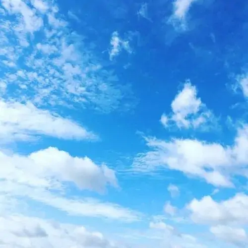 Chiếc khinh khí cầu mang sắc màu rực rỡ bay lượn thong dong giữa những làn gió mát lành thắp sáng thêm cho ảnh đại diện không gian xanh tự do này