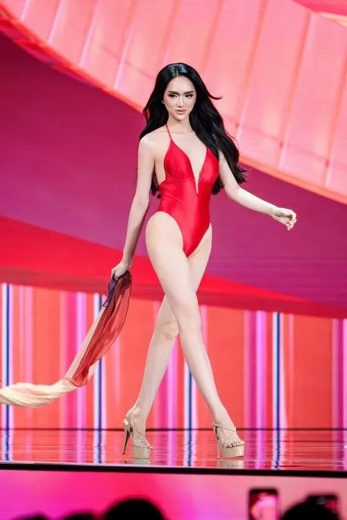 Góc máy bên hoa giấy làm nổi bật nụ cười Hương Giang, bikini trắng tinh gọn, tóc xoăn mềm và vẻ đẹp tươi sáng tự nhiên