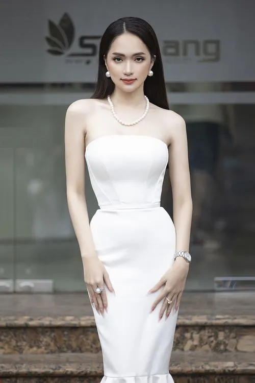 Thiết kế áo tắm một mảnh cắt xẻ tinh tế giúp nàng hậu khoe vòng eo thon, đôi chân dài và vẻ đẹp sang trọng bên biển