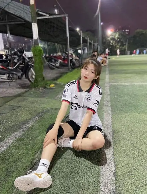 tuyen tap anh gai xinh mac ao bong da nong bong nhat 14