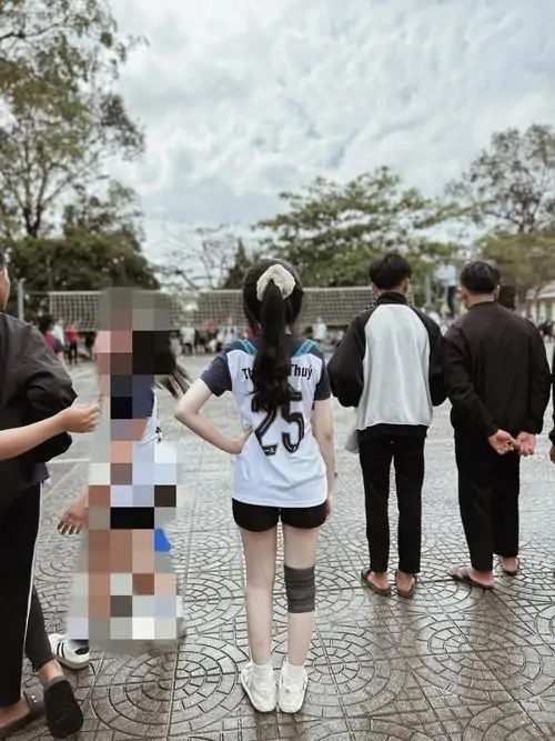 tuyen tap anh gai xinh mac ao bong da nong bong nhat 17