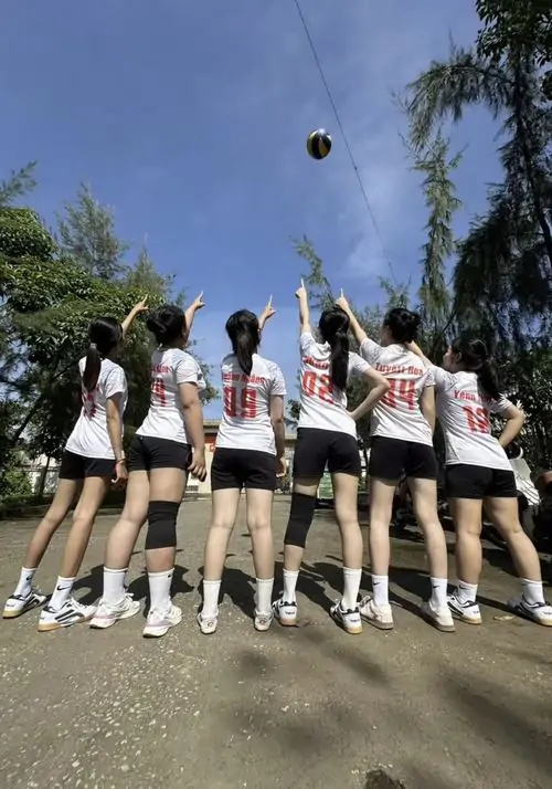 tuyen tap anh gai xinh mac ao bong da nong bong nhat 18