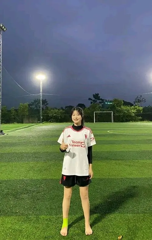 tuyen tap anh gai xinh mac ao bong da nong bong nhat 19