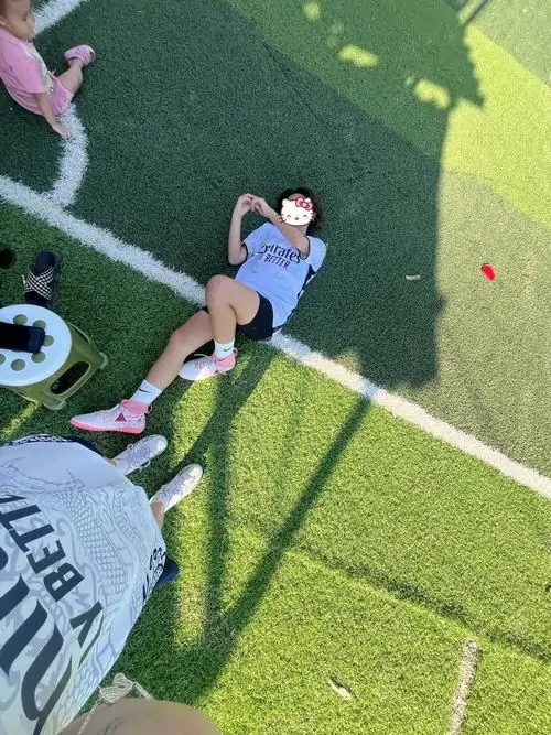 tuyen tap anh gai xinh mac ao bong da nong bong nhat 2