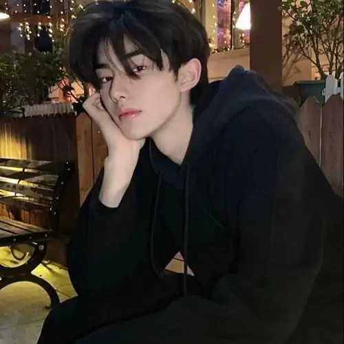 Ngồi thư giãn tại quán cà phê ngoài trời buổi tối nam người mẫu xuất hiện trong ảnh mỹ nam tử diện áo hoodie đen bản rộng đầy trẻ trung phong cách