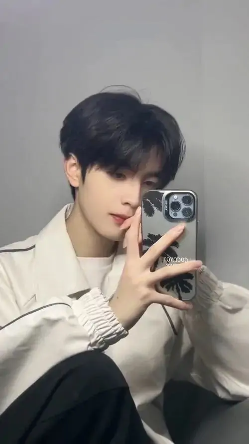 Thêm một ảnh hot boy học đường cá tính chụp hình qua gương khi diện chiếc áo khoác mỏng màu kem kết hợp chiếc điện thoại thông minh che nửa mặt